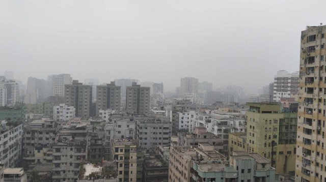 ঘন কুয়াশায় আচ্ছন্ন রাজধানী